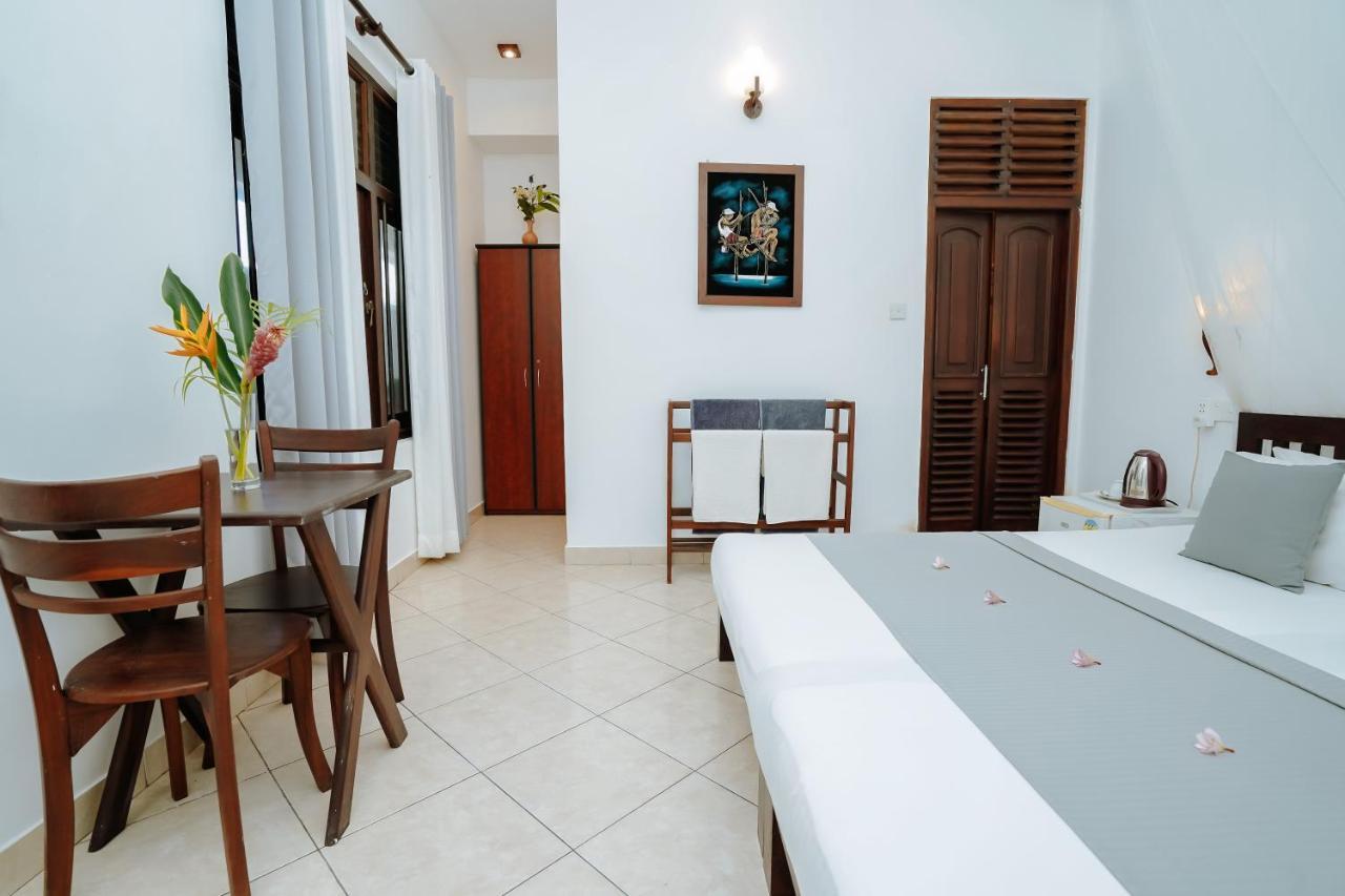 Blue Sky Beach Resort Unawatuna Exterior photo