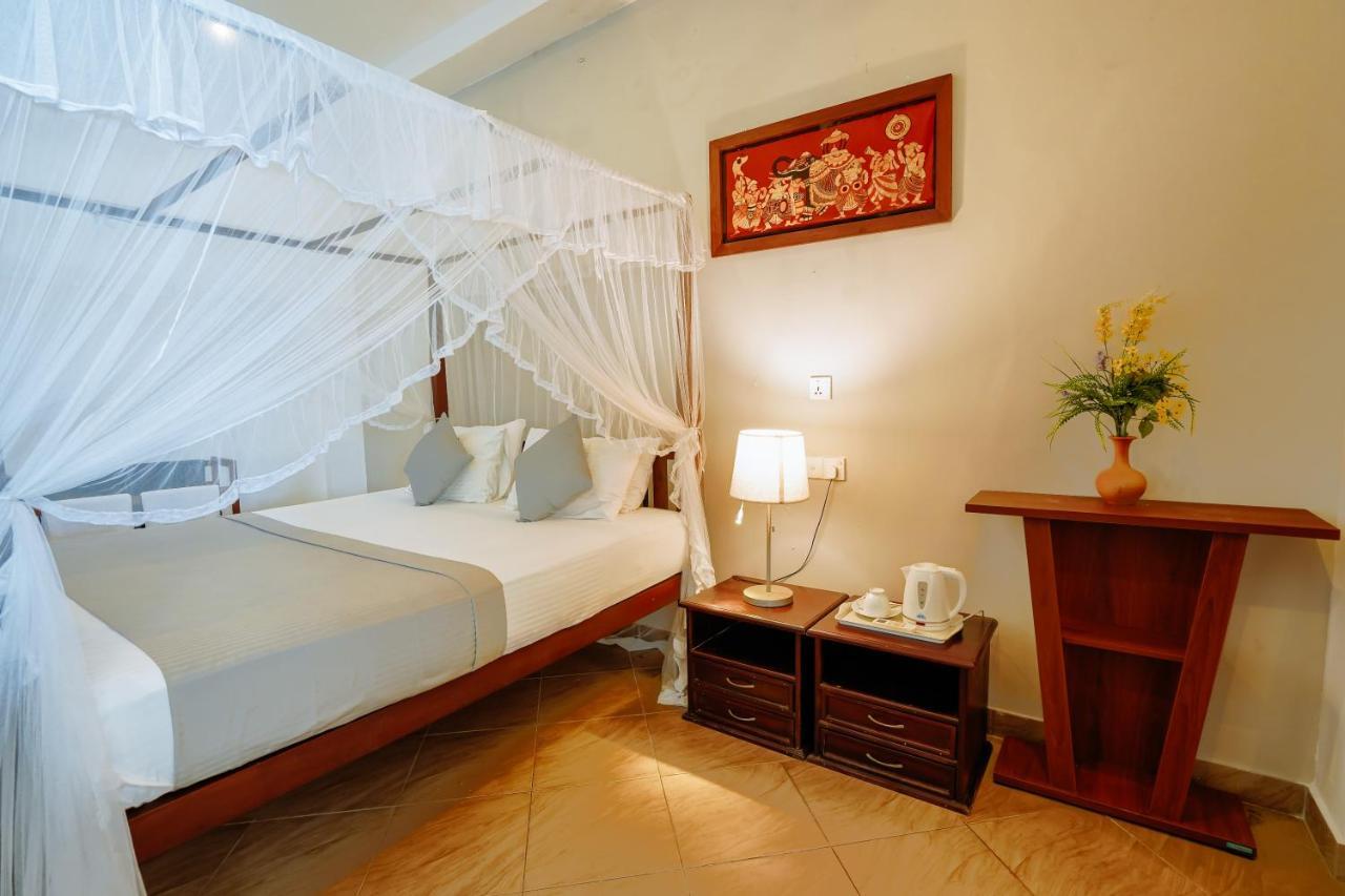 Blue Sky Beach Resort Unawatuna Exterior photo