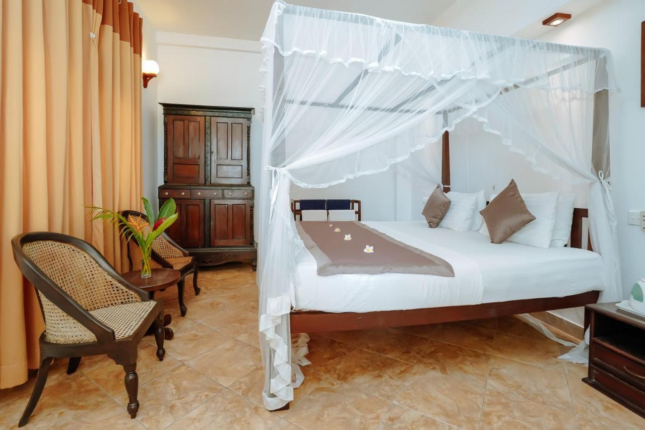 Blue Sky Beach Resort Unawatuna Exterior photo