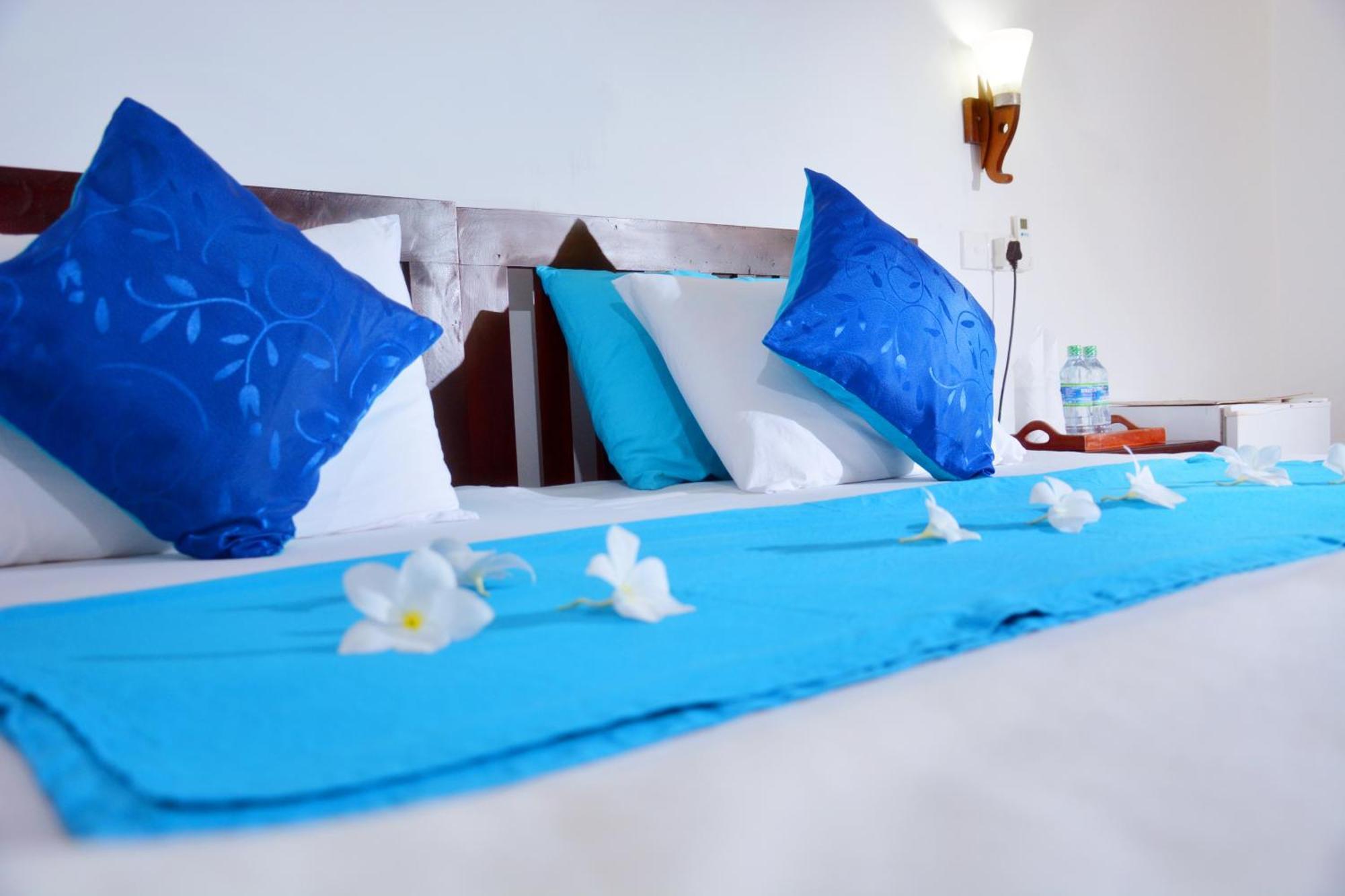 Blue Sky Beach Resort Unawatuna Exterior photo