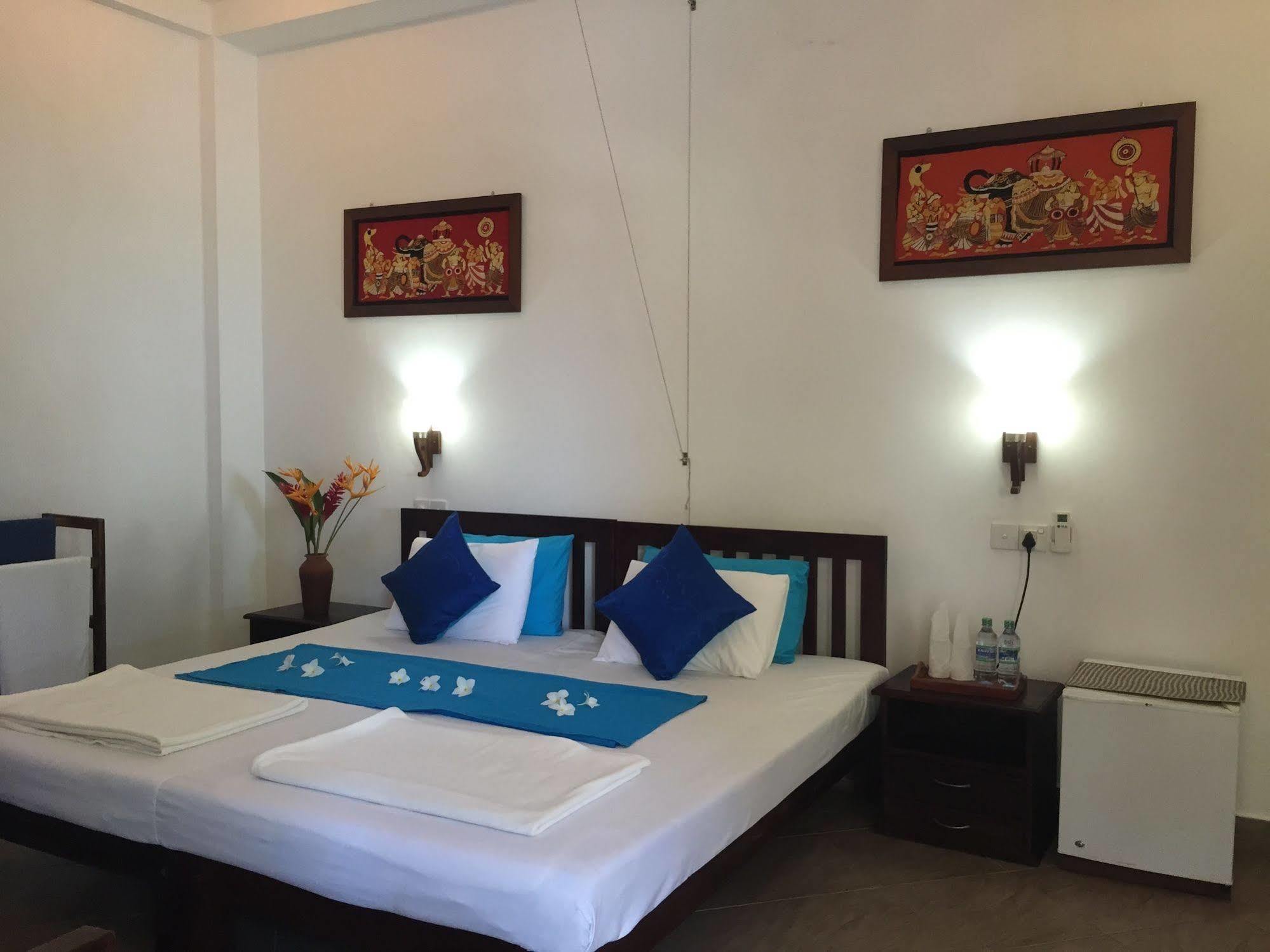 Blue Sky Beach Resort Unawatuna Exterior photo