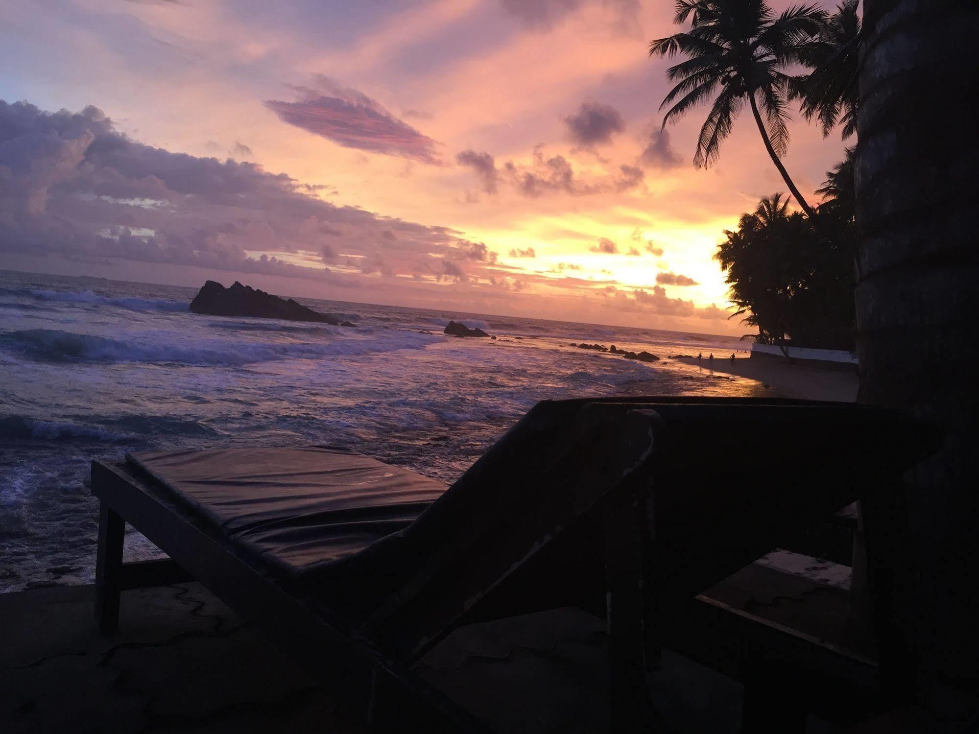 Blue Sky Beach Resort Unawatuna Exterior photo