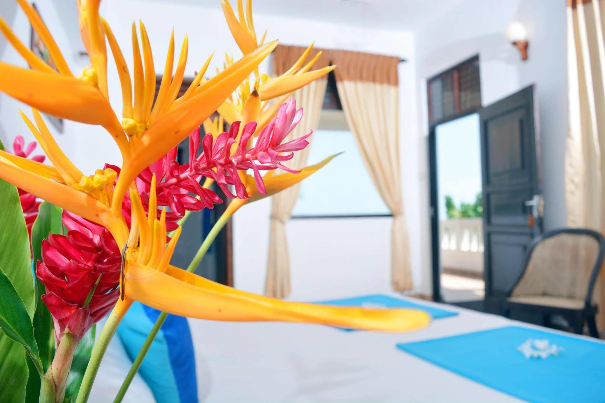 Blue Sky Beach Resort Unawatuna Exterior photo