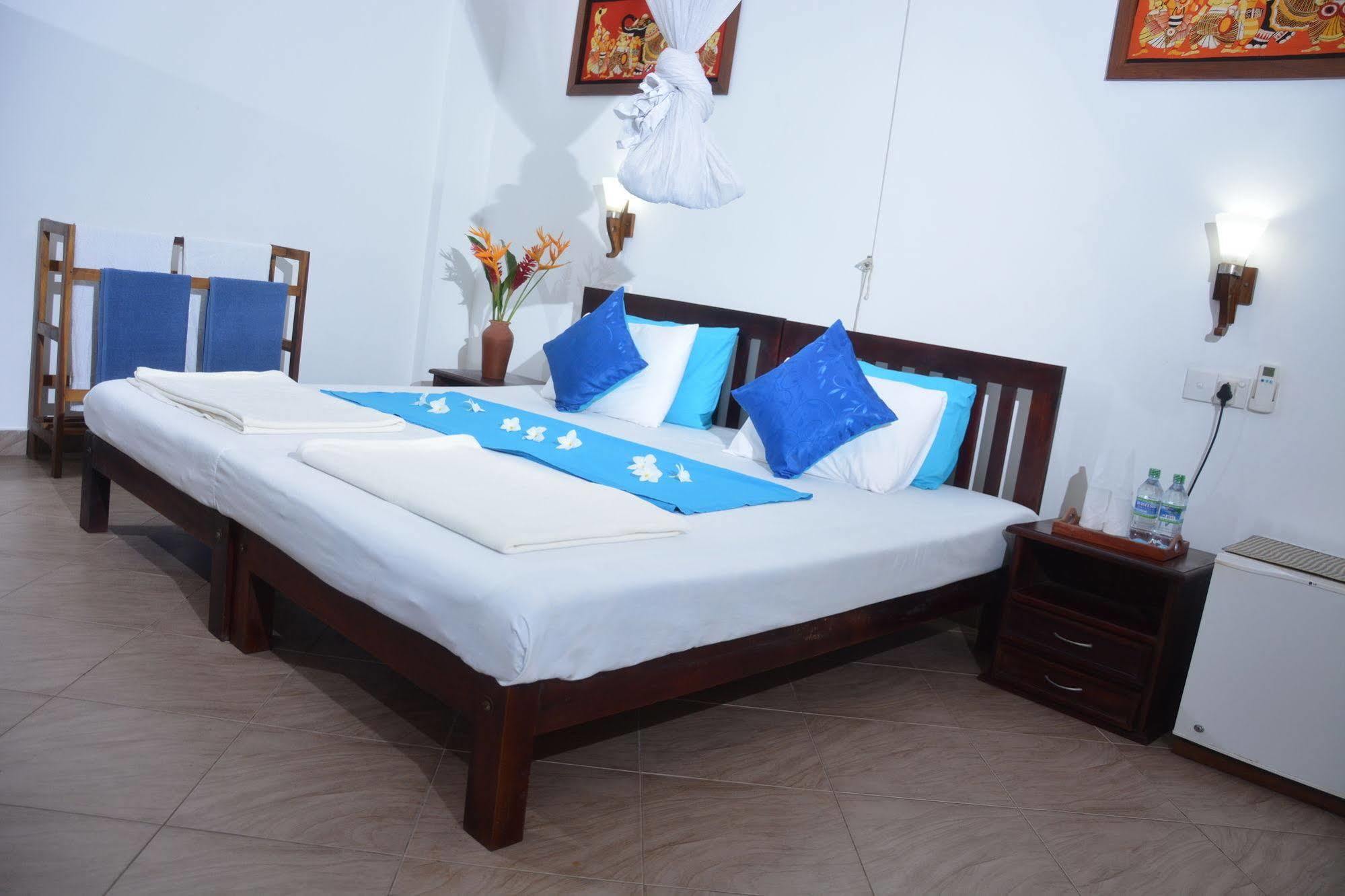 Blue Sky Beach Resort Unawatuna Exterior photo