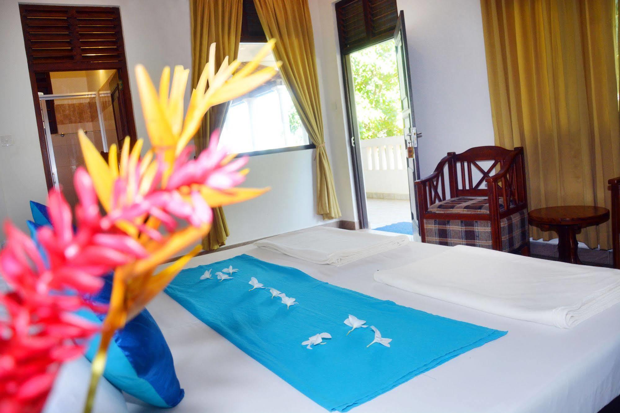 Blue Sky Beach Resort Unawatuna Exterior photo